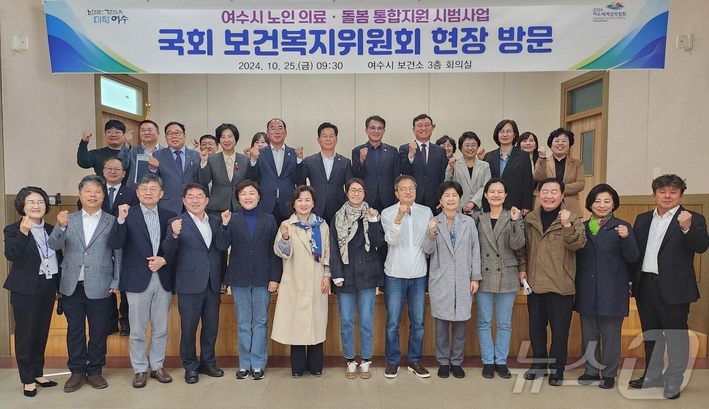 본문 이미지 - 국회 보건복지위원회 여수 보건소 현장 방문.(전남도 제공) 2024.10.25/뉴스1