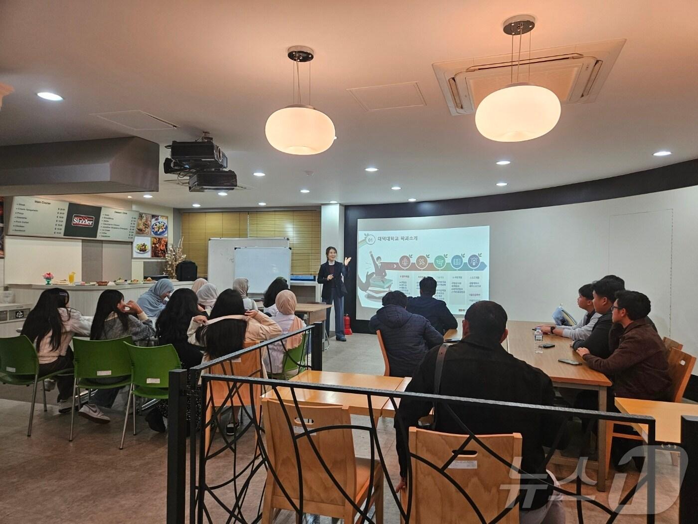 본문 이미지 - 인도네시아 고교생들이 대덕대 K-유학 프로그램 설명을 경청하고 있다.(대덕대 제공)/뉴스1