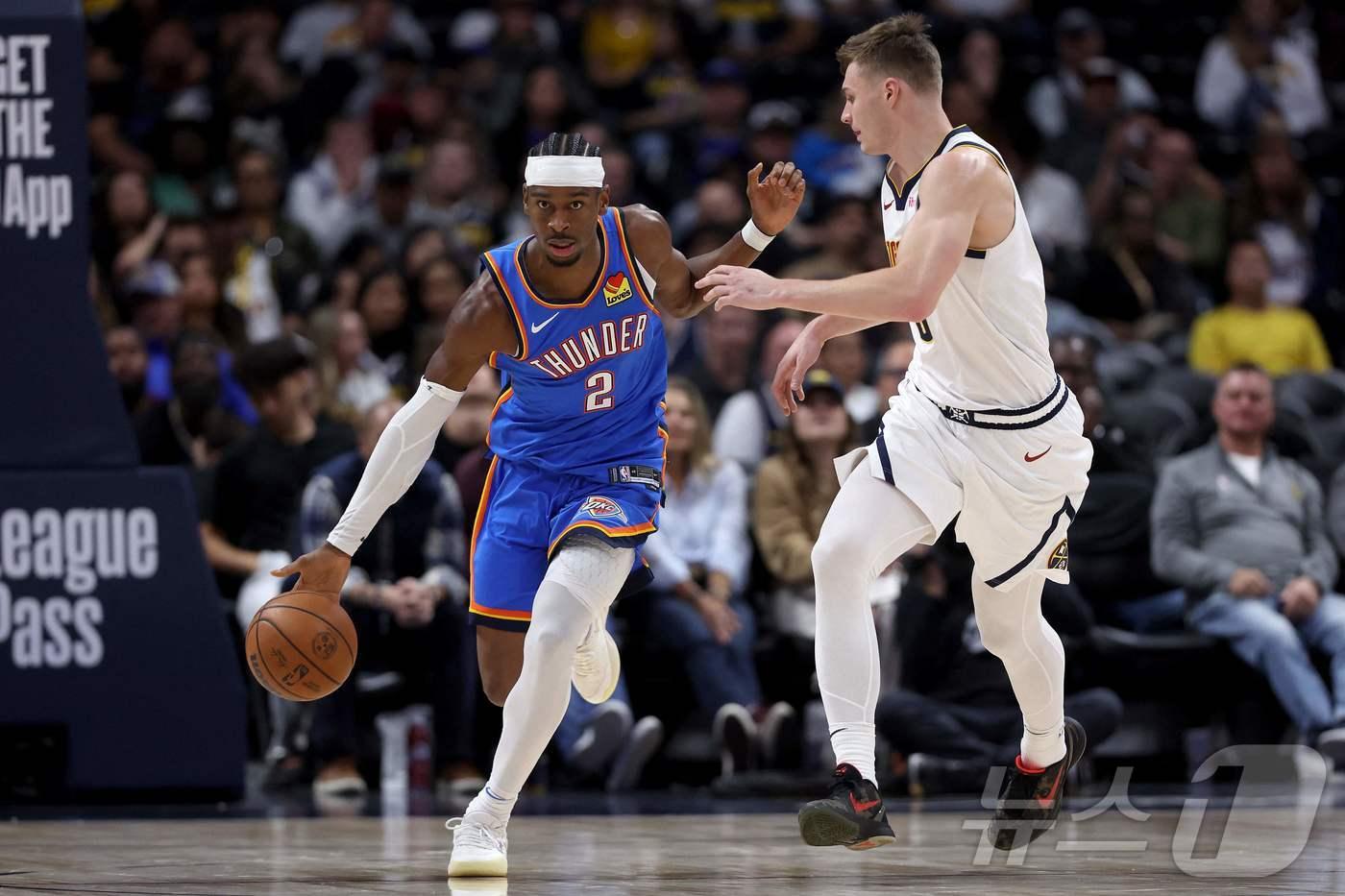 오클라호마시티 선더 가드 샤이 길저스 알렉산더(왼쪽)가 덴버를 상대로 공격을 진행하고 있다. ⓒ AFP=뉴스1