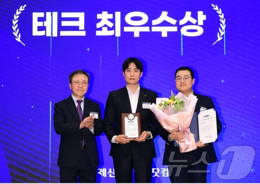 본문 이미지 - 문호준 뉴지스탁 대표(가운데)가 '2024 한경핀테크대상'에서 테크 분야 자산관리 부문 최우수상을 수상한 후 기념사진을 촬영하고 있다.(iM뱅크 제공)