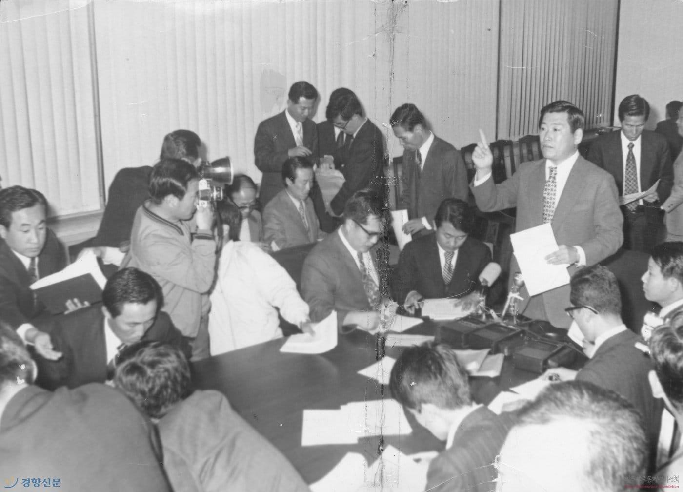 본문 이미지 - 10월 유신을 발표하고 있는 당시 김성진 청와대 대변인. (출처: 경향신문사, 사진(1972), Wikimedia Commons, Public domain)