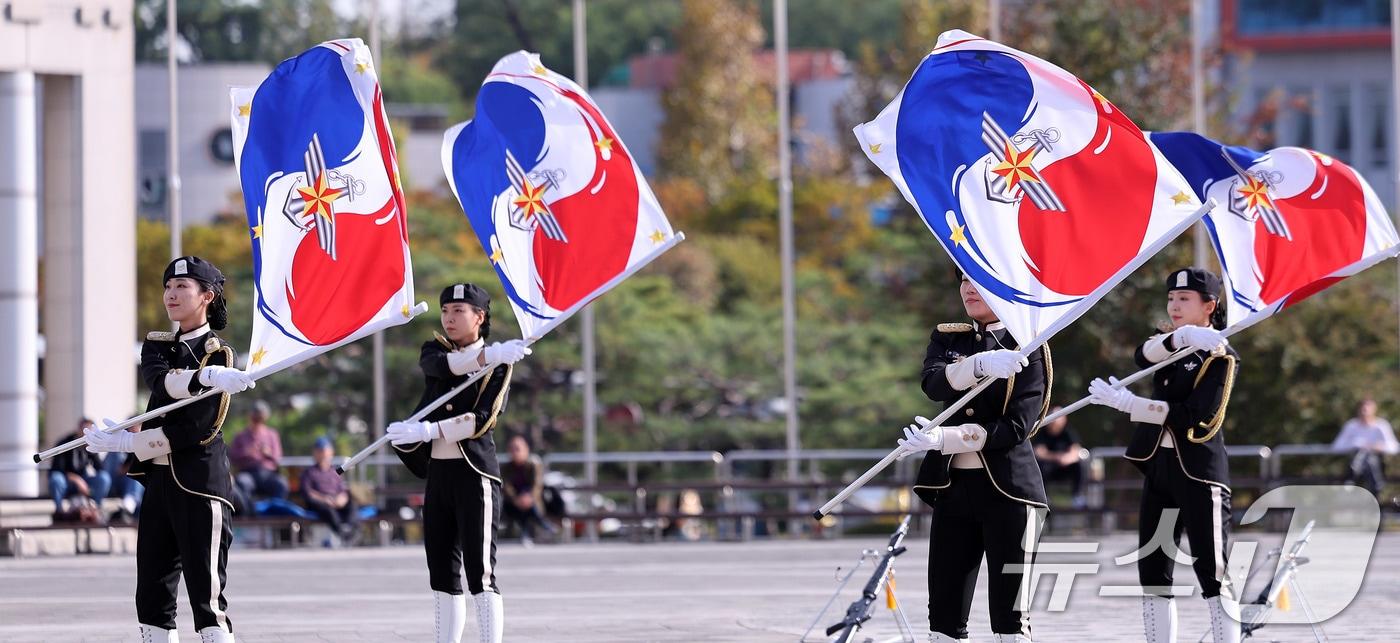 2024 유엔참전기념행사에서 여군의장대가 화려한 의장 시범을 선보이고 있다. 2024.10.25/뉴스1 ⓒ News1 박지혜 기자