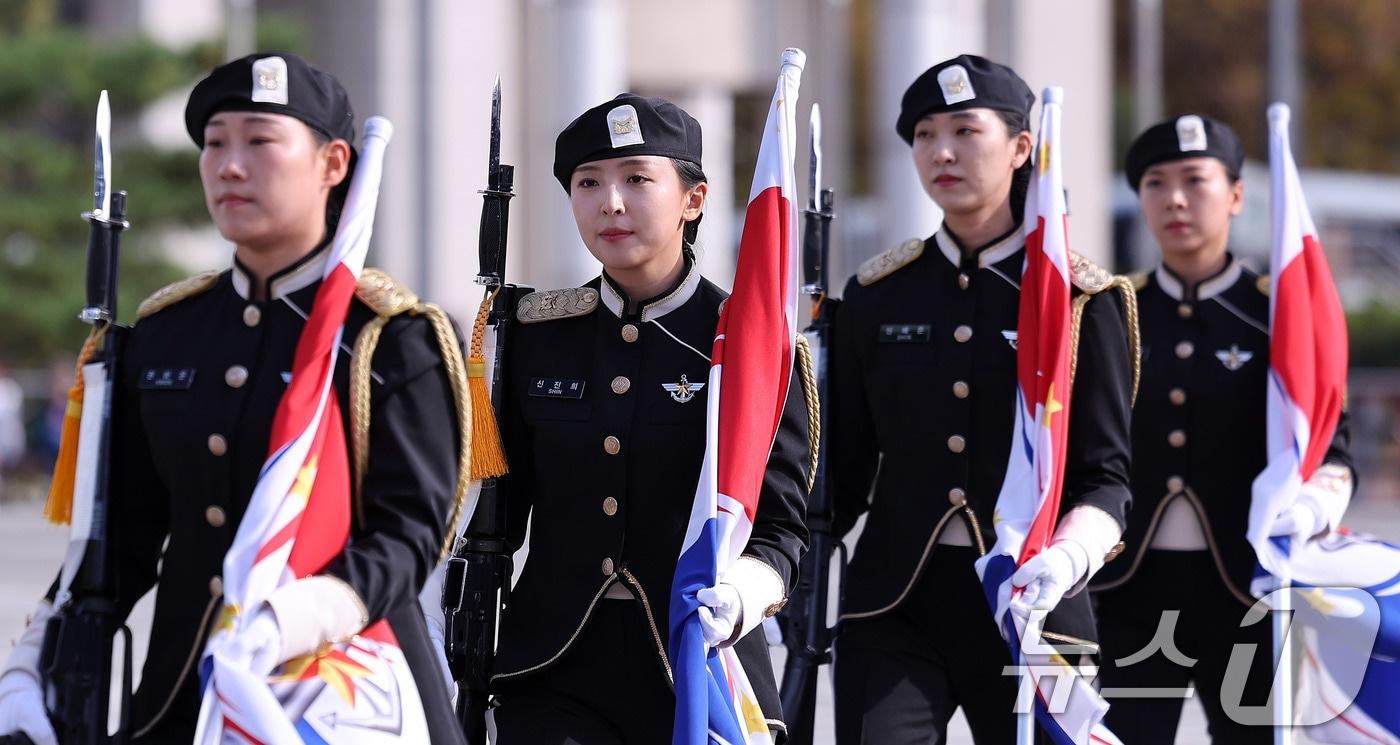 25일 오후 서울 용산구 전쟁기념관 평화광장에서 열린 2024 유엔참전기념행사에서 여군의장대가 의장시범을 마친 뒤 퇴장하고 있다. 2024.10.25/뉴스1 ⓒ News1 박지혜 기자