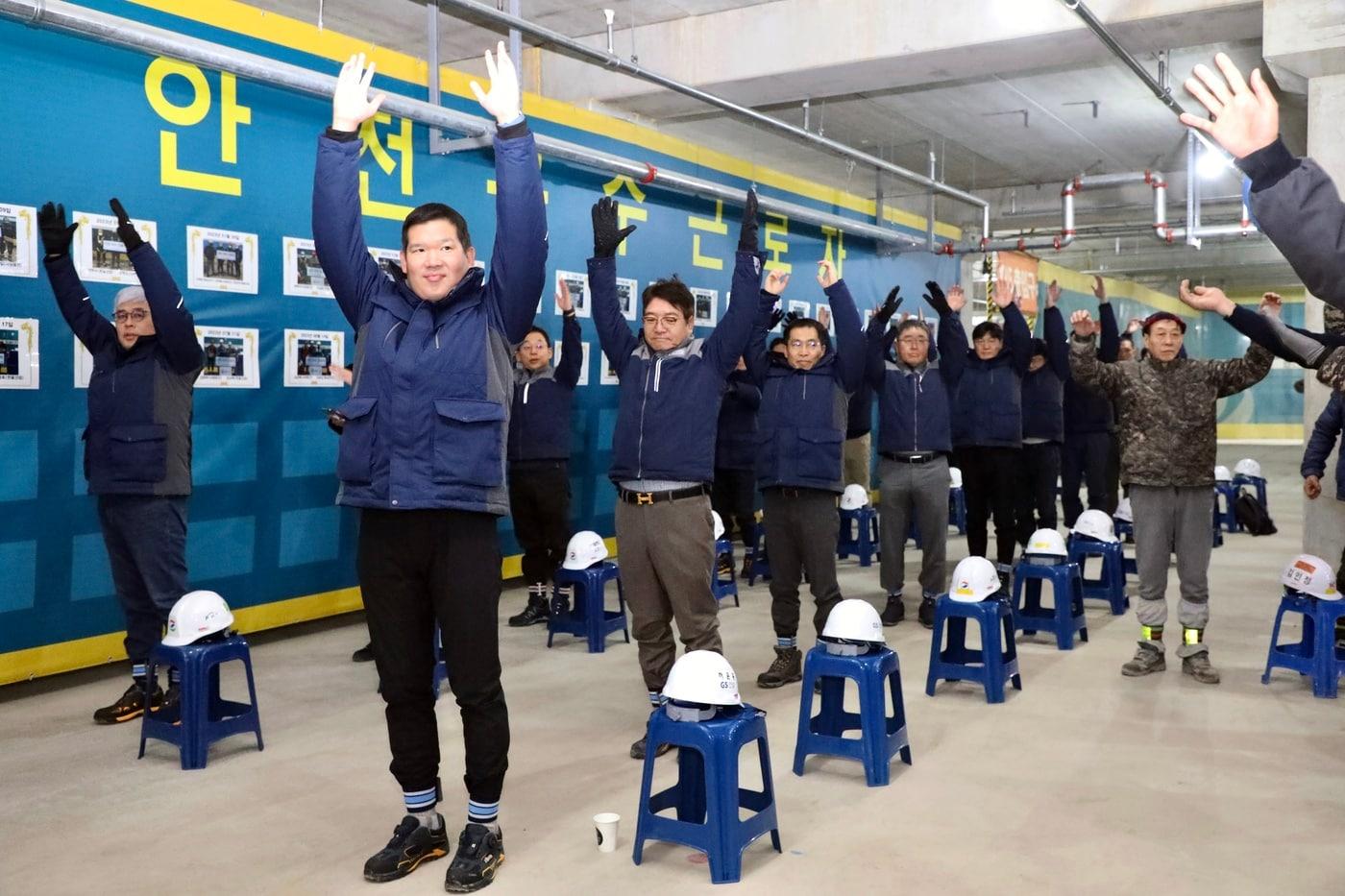 허윤홍 GS건설 대표가 올해 1월 2일 서울 잠원동 '메이플자이' 현장에서 시무식 행사를 진행하며 근로자들과 함께 체조하는 모습(GS건설 제공).