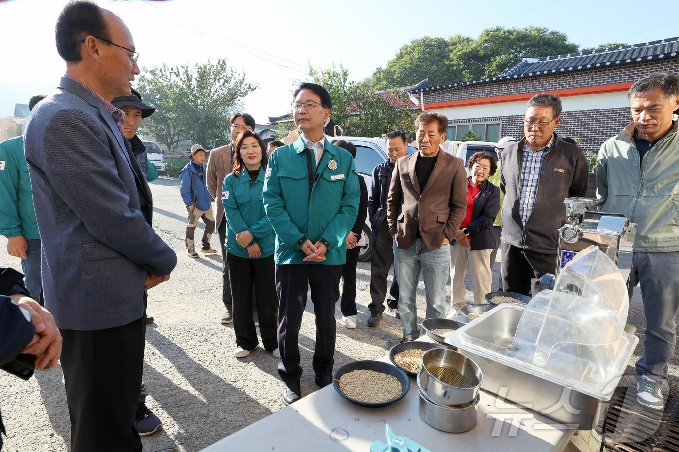 본문 이미지 - 심덕섭 고창군수가 25일 공공비축미 수매현장(상하면 농협창고)를 찾아 쌀값 하락 등 농정현안에 대해 농업관계자들과 대책을 논의하고 있다.(고창군 제공)2024.10.25/뉴스1