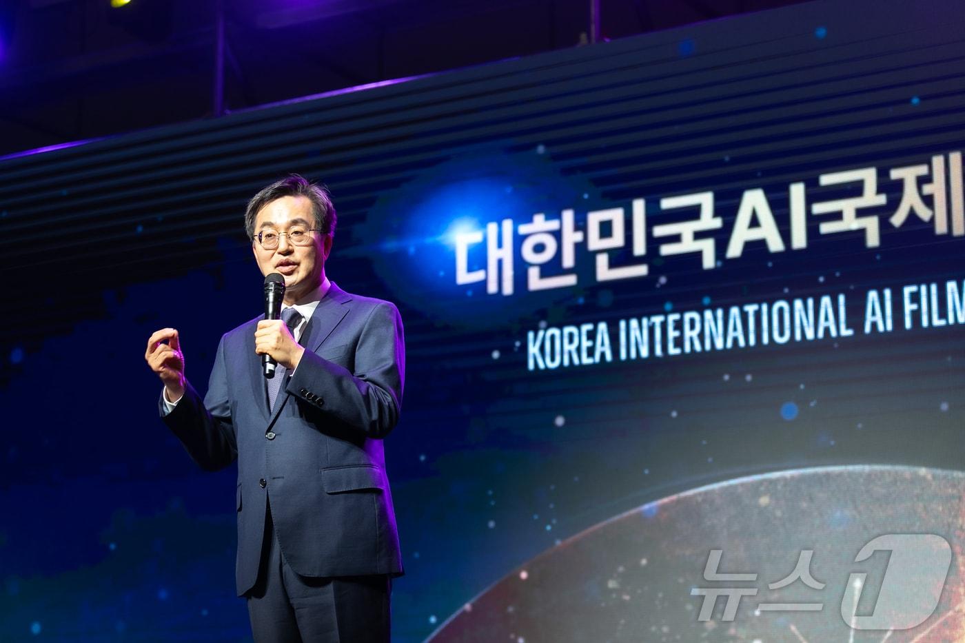 25일 킨텍스에서 개막한 '제1회 대한민국 AI 국제영화제'에서 축사를 하고 있는 김동연 경기도지사. (경기도 제공)
