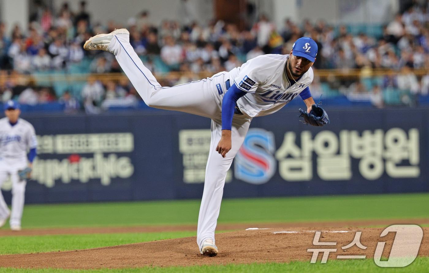 본문 이미지 - 25일 오후 대구 삼성라이온즈파크에서 열린 프로야구 '2024 신한 SOL 뱅크 KBO 포스트시즌' 한국시리즈 3차전 KIA 타이거즈와 삼성 라이온즈의 경기 1회초 삼성 선발 레예스가 역투하고 있다. 2024.10.25/뉴스1 ⓒ News1 장수영 기자
