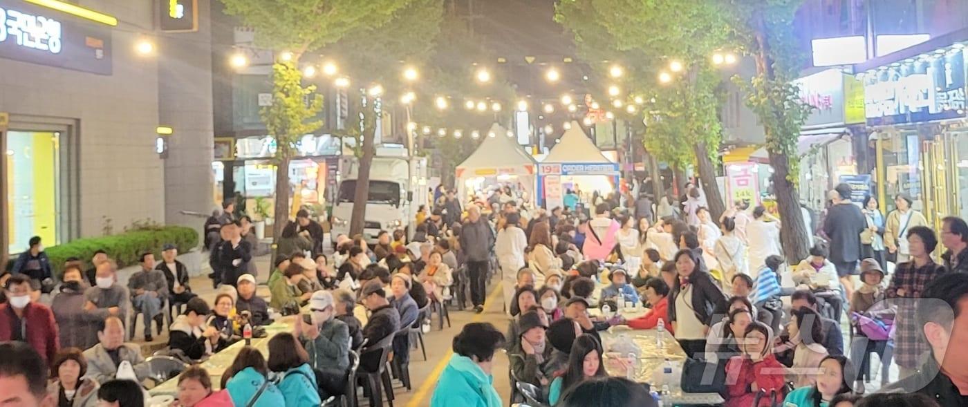 &#39;2024 원주 만두축제&#39;가 작년 10월 25일 강원 중앙동 전통시장과 문화의 거리, 지하상가 일대에서 &#39;원주만두로路 맛지순례&#39;라는 주제로 열린 모습. 2024.10.25/뉴스1 ⓒ News1 신관호 기자