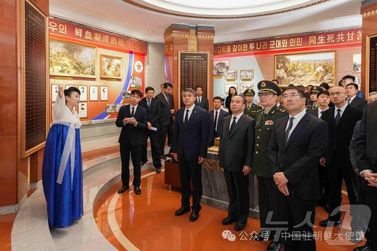 본문 이미지 - 왕야쥔 주북 중국대사가 25일 중조우의탑 탑실에서 중국군의 한국전쟁 및 전후 북한 재건 참여와 관련해 설명을 듣고 있다. (사진 출처= 주북 중국대사관 SNS 계정)