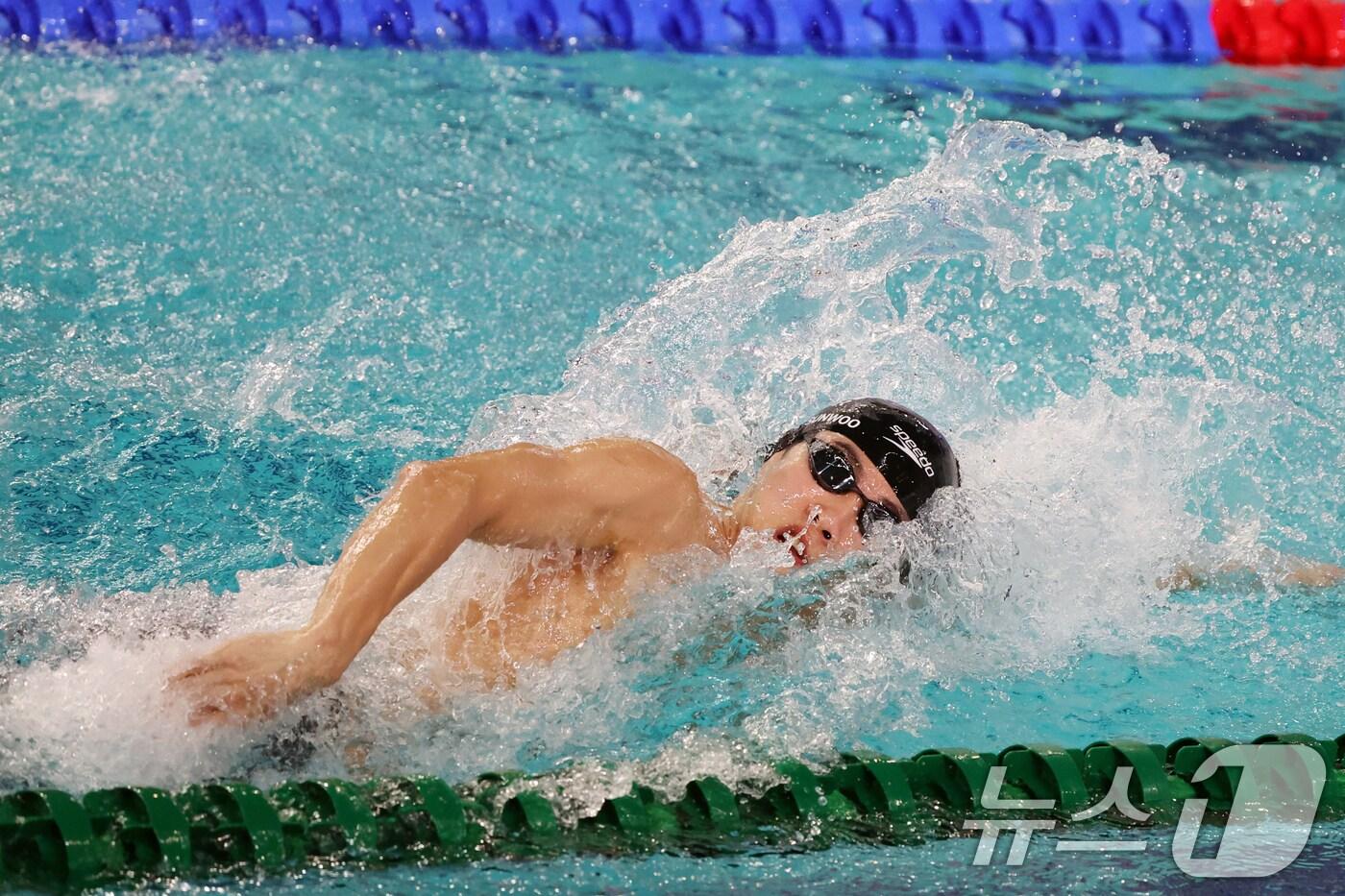 25일 인천 미추홀구 문학박태환수영장에서 열린 '2024 월드아쿠아틱스 경영 월드컵 인천' 남자 자유형 100m 결선에서 대한민국 황선우가 역영하고 있다. 2024.10.25/뉴스1 ⓒ News1 황기선 기자