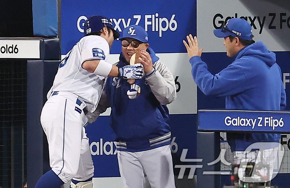 본문 이미지 - 25일 오후 대구 삼성라이온즈파크에서 열린 프로야구 '2024 신한 SOL 뱅크 KBO 포스트시즌' 한국시리즈 3차전 KIA 타이거즈와 삼성 라이온즈의 경기, 삼성 박병호가 7회말 무사 백투백 솔로홈런을 친 뒤 박진만 감독의 축하를 받고 있다. 2024.10.25/뉴스1 ⓒ News1 김진환 기자