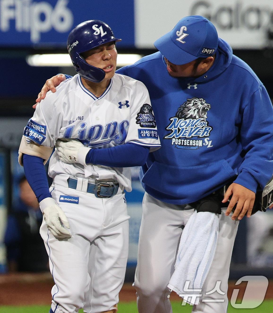 본문 이미지 - 25일 오후 대구 삼성라이온즈파크에서 열린 프로야구 '2024 신한 SOL 뱅크 KBO 포스트시즌' 한국시리즈 3차전 KIA 타이거즈와 삼성 라이온즈의 경기, 8회말 삼성 공격 섵두타자 김지찬이 몸에 공을 맞은 뒤 고통스러워 하고 있다. 2024.10.25/뉴스1 ⓒ News1 장수영 기자