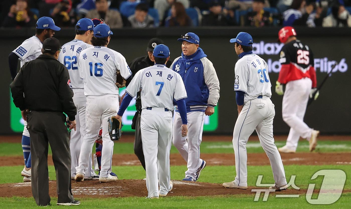 본문 이미지 - 25일 오후 대구 삼성라이온즈파크에서 열린 프로야구 '2024 신한 SOL 뱅크 KBO 포스트시즌' 한국시리즈 3차전 KIA 타이거즈와 삼성 라이온즈의 경기, 삼성 박진만 감독이 9회초 2사 1루 상황에 마운드를 방문해 마무리 김재윤, 야수들과 대화를 나누고 있다. 2024.10.25/뉴스1 ⓒ News1 김진환 기자