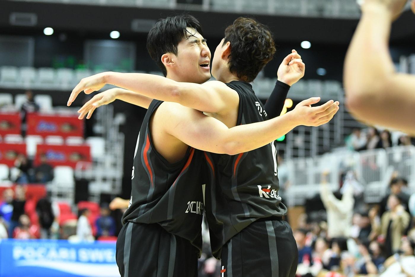 본문 이미지 - 부산 KT가 서울 SK를 꺾고 시즌 2승째를 거뒀다.(KBL 제공)