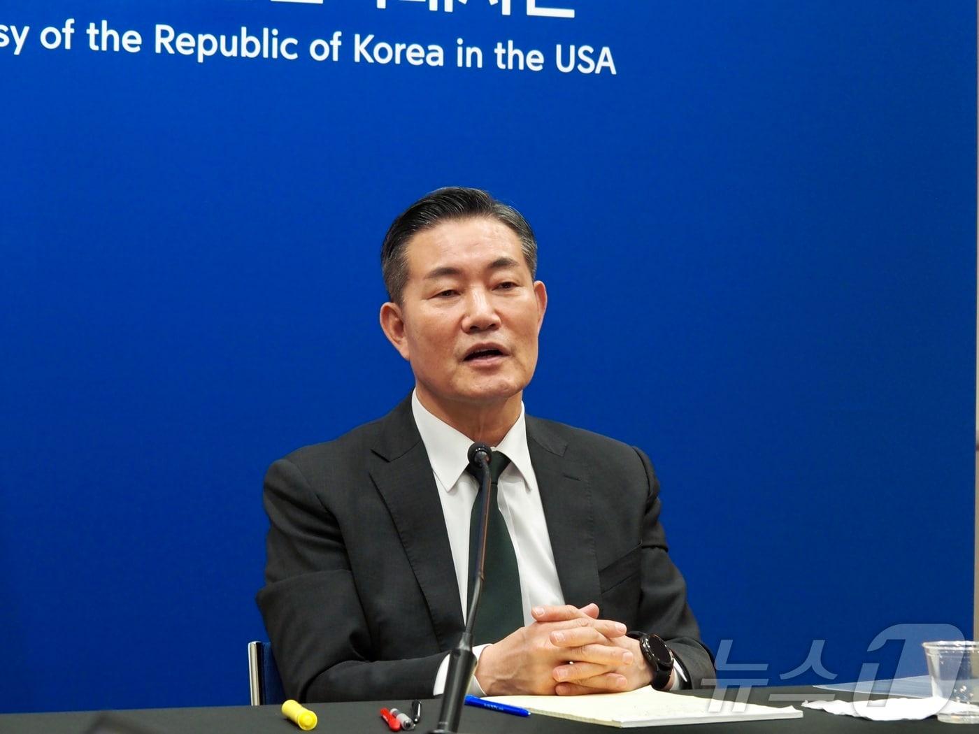 본문 이미지 - 신원식 국가안보실장이 25일&#40;현지시간&#41; 미국 워싱턴DC 주미한국대사관에서 한미일 3국 국가안보보좌관 협의 내용을 알리는 기자간담회에서 모두발언을 하고 있다. &lt;워싱턴특파원단 사진제공&gt;