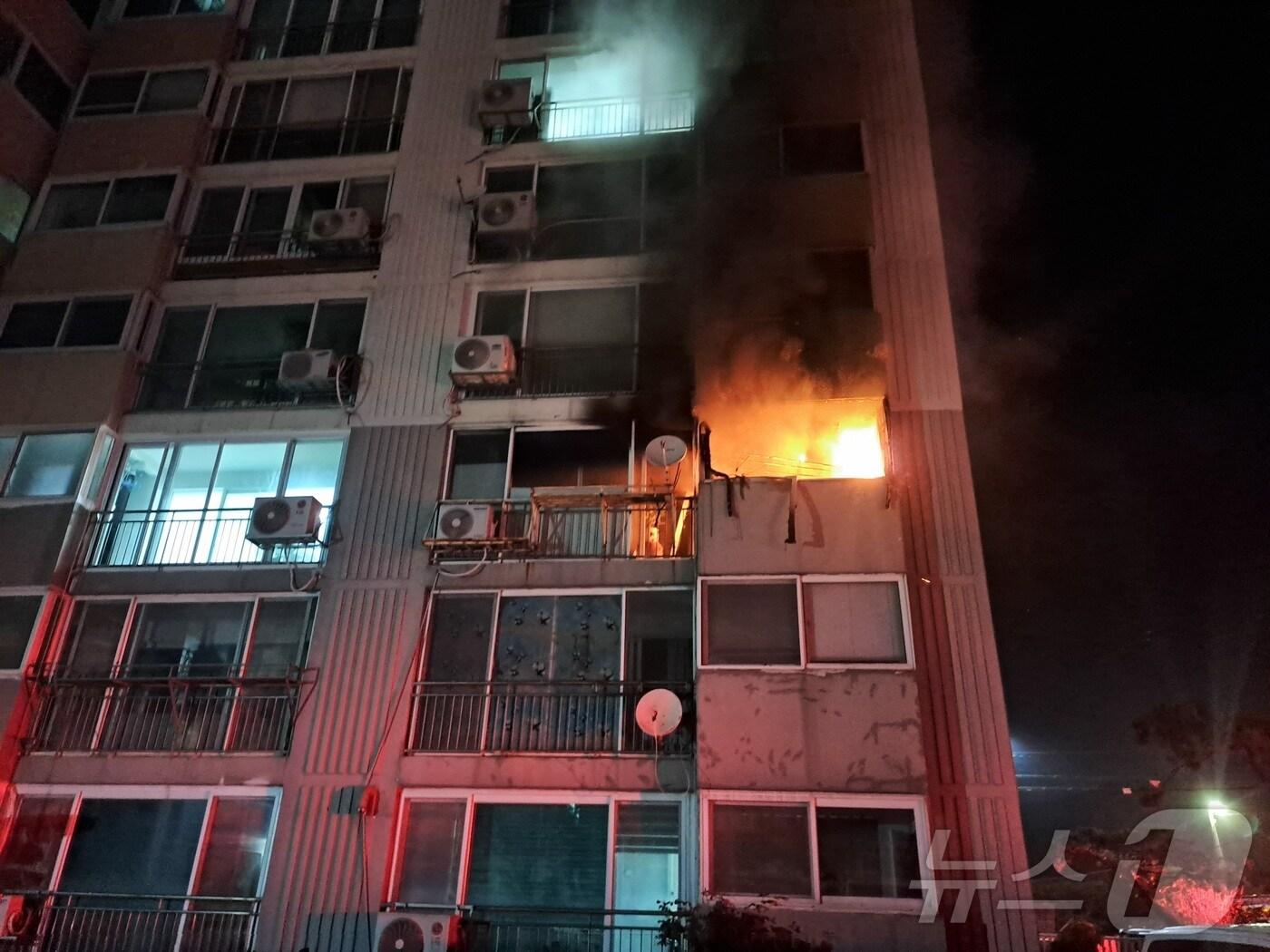 본문 이미지 - 26일 새벽 정읍의 한 아파트에서 불이 나 60대 남성이 사망하는 사고가 발생했다.(전북자치도소방본부 제공) 2024.10.26/뉴스1