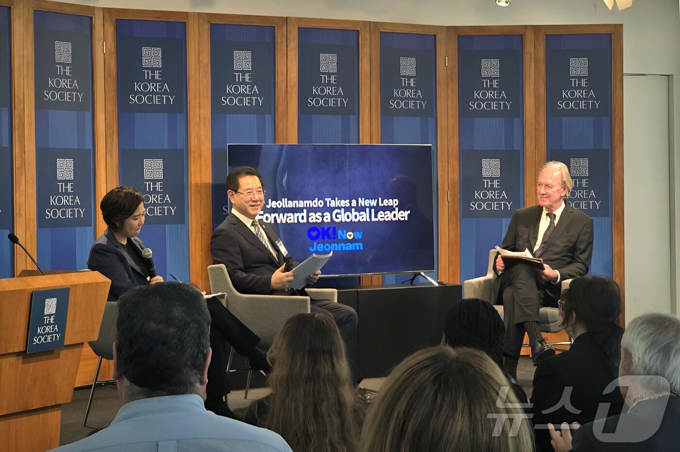 미국을 방문 중인 김영록 전라남도지사가 25일(현지시간) 뉴욕 맨해튼에 위치한 코리아 소사이어티 강당에서 ‘한미동맹의 진전과 글로벌 전남의 도약’이라는 주제로 연설하고 현지 청중들과 질의·응답 시간을 갖고 있다.(전남도 제공) 2024.10.26/뉴스1