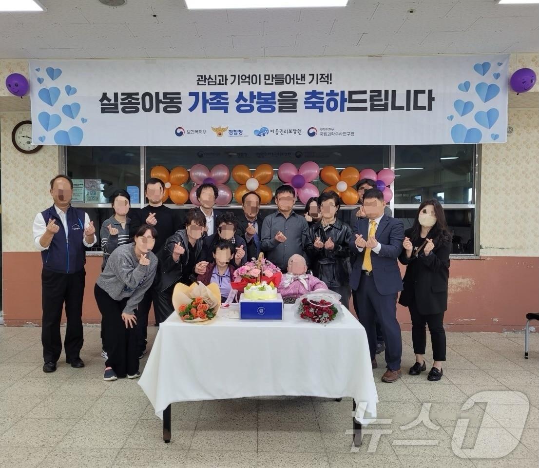 본문 이미지 - 36년전에 헤어진 모녀가 경기도 오산의 한 시설에서 상봉했다.(군산경찰서 제공) 2024.10.26/뉴스1