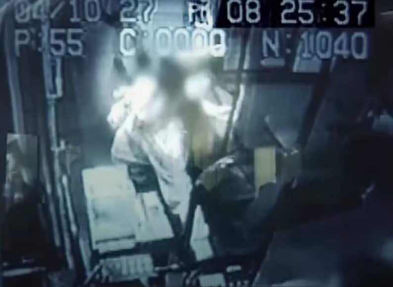 본문 이미지 - 2004년 실종 후 피살된 여대생 노 모 씨의 마지막 모습이 담긴 버스 CCTV. (SBS '그것이 알고 싶다')