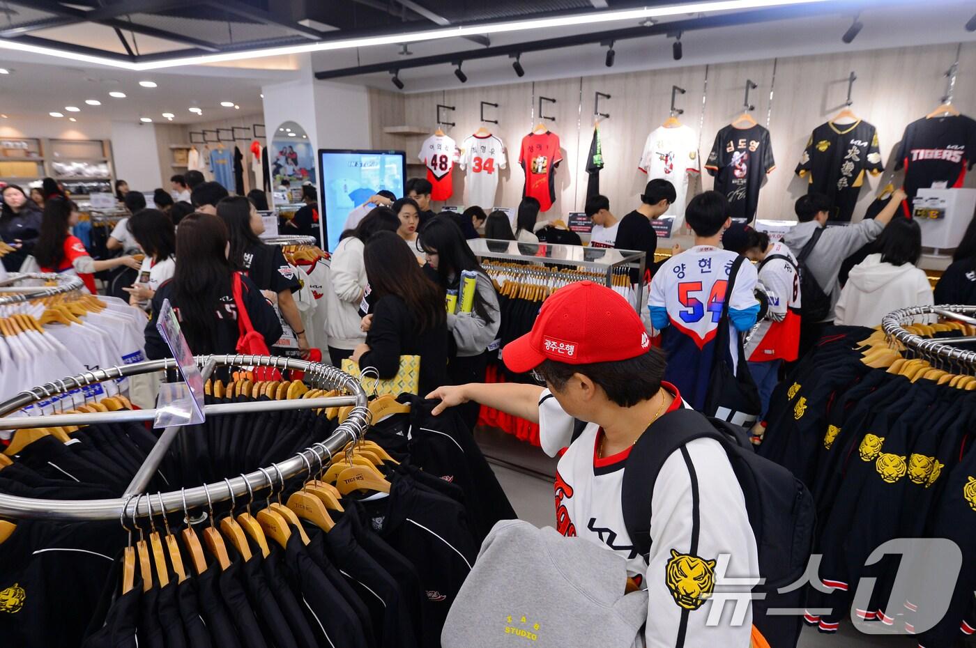 &#39;2024 신한 SOL 뱅크 KBO 포스트시즌&#39; 한국시리즈 4차전 KIA타이거즈와 삼성 라이온즈의 경기가 열리는 26일 광주기아챔피언스필드 팀스토어가 야구팬들로 북적이고 있다. 2024.10.26/뉴스1 ⓒ News1 이승현 기자