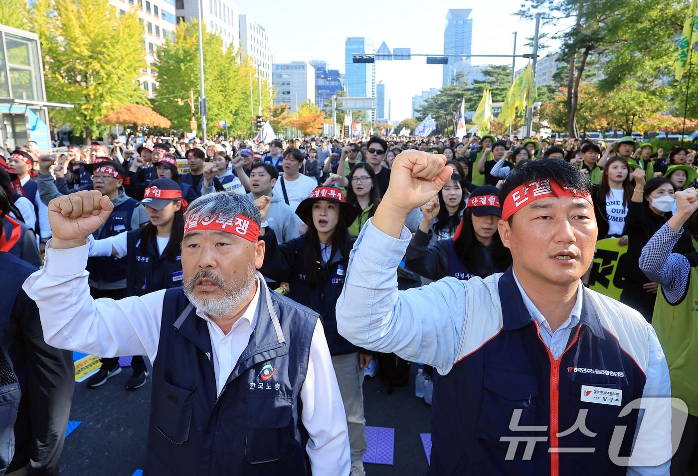 지난해 10월 26일 오후 서울 여의도 국회의사당 앞에서 열린 양대노총 공공노동자 총력투쟁 결의대회에서 김동명 한국노총 위원장&#40;왼쪽&#41;과 양경수 민주노총 위원장이 임을 위한 행진곡에 맞춰 팔뚝질을 하고 있다. 2024.10.26/뉴스1 ⓒ News1 박정호 기자