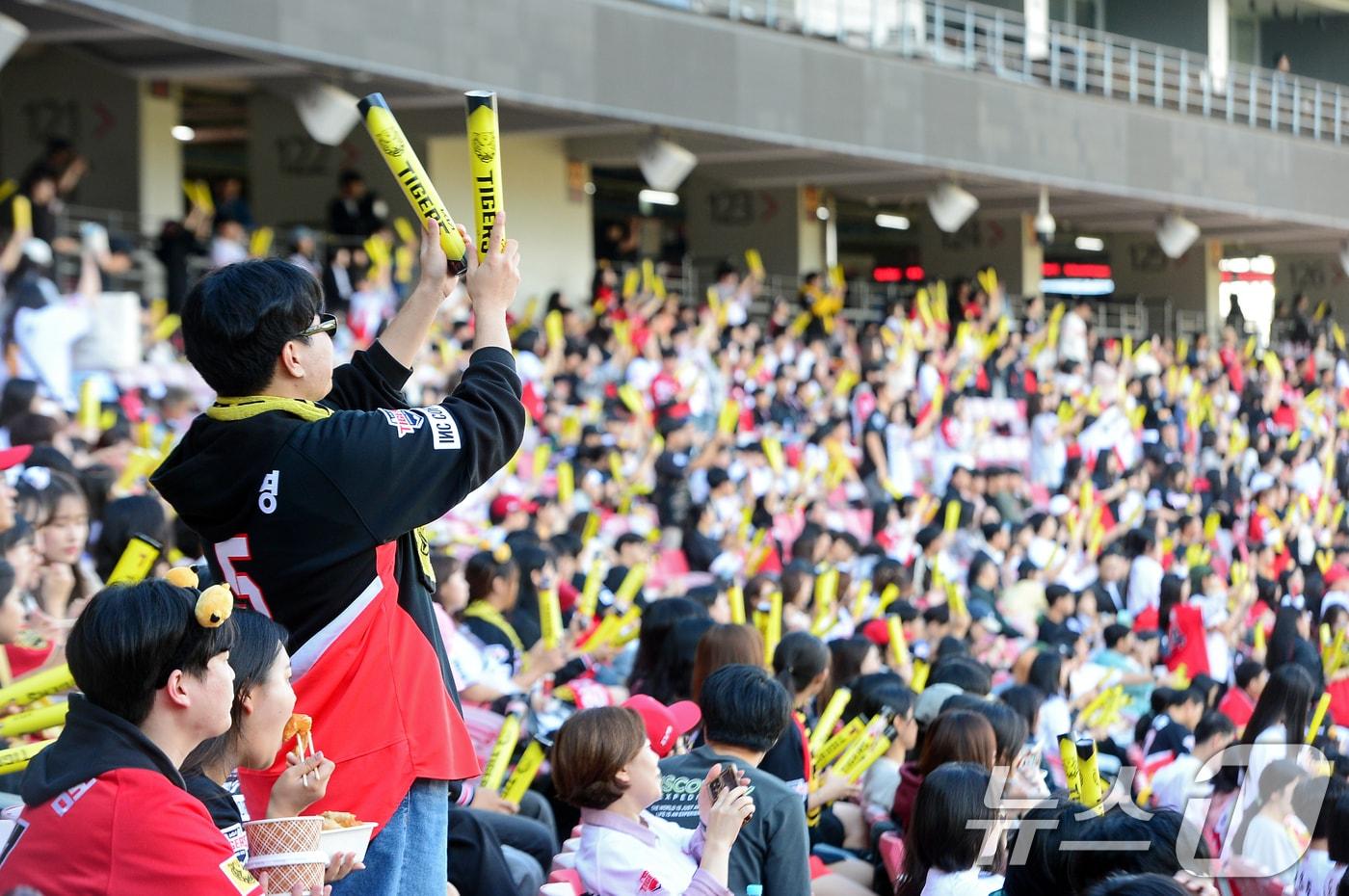 '2024 신한 SOL 뱅크 KBO 포스트시즌' 한국시리즈 4차전 KIA타이거즈와 삼성 라이온즈의 경기가 열린 26일 광주기아챔피언스필드에서 홈팬들이 대형전광판을 통해 생중계되는 경기를 보며 응원하고 있다. 2024.10.26/뉴스1 ⓒ News1 이승현 기자