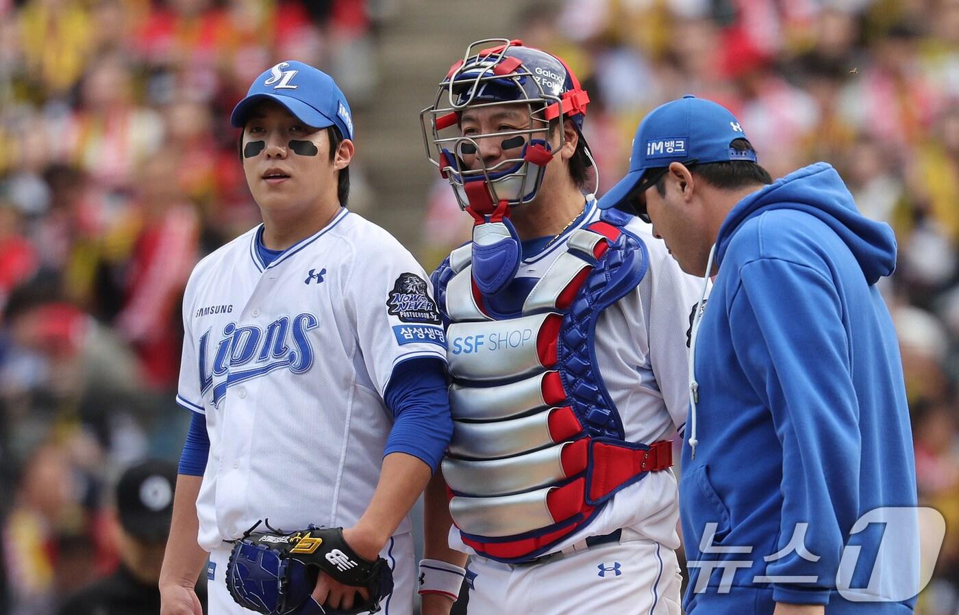 본문 이미지 - 26일 오후 대구 삼성라이온즈파크에서 열린 프로야구 '2024 신한 SOL 뱅크 KBO 포스트시즌' 한국시리즈 4차전 KIA 타이거즈와 삼성 라이온즈의 경기 3회초 KIA 공격 무사 1, 2루 상황이 발생하자 코칭스테프가 마운드에 방문하고 있다. 2024.10.26/뉴스1 ⓒ News1 장수영 기자