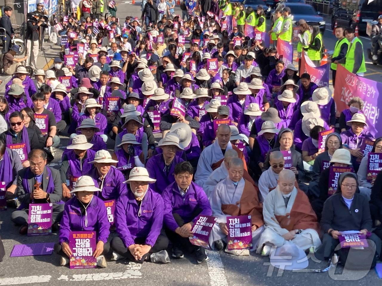 본문 이미지 - 10·29 이태원참사 유가족협의회가 참사 2주기를 사흘 앞둔 26일 서울 용산구 이태원역 1번 출구 앞에서 4개 종단 기도회를 열었다. / 이태원참사 시민 대책회의 제공