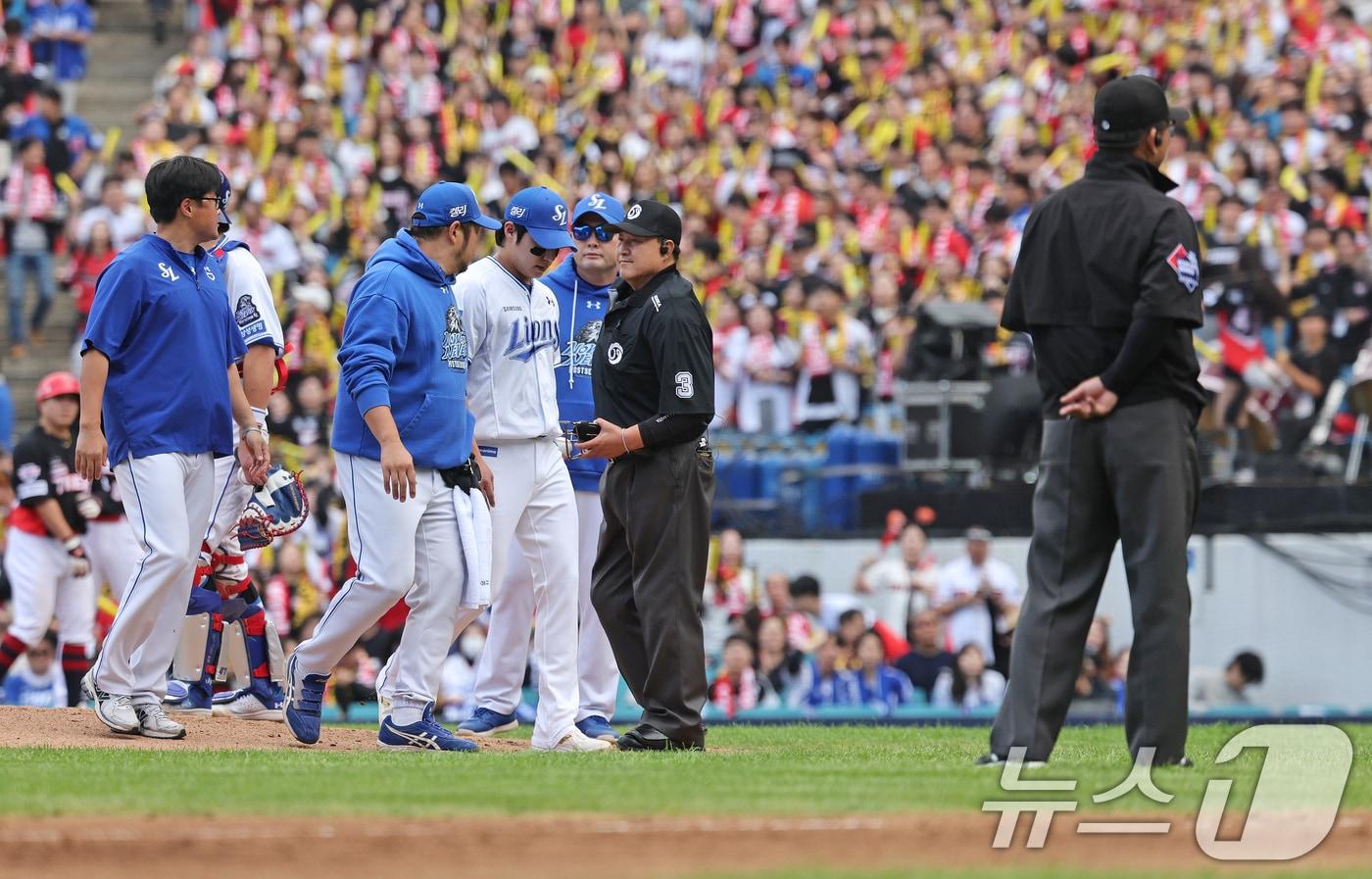 본문 이미지 - 26일 오후 대구 삼성라이온즈파크에서 열린 프로야구 '2024 신한 SOL 뱅크 KBO 포스트시즌' 한국시리즈 4차전 KIA 타이거즈와 삼성 라이온즈의 경기 3회초 KIA 공격 2사 만루 상황에서 삼성 선발 원태인이 3실점, 책임주자 3명을 남긴 채 강판되고 있다. 2024.10.26/뉴스1 ⓒ News1 장수영 기자
