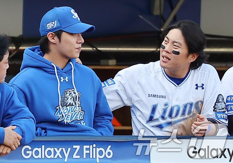 본문 이미지 - 26일 오후 대구 삼성라이온즈파크에서 열린 프로야구 '2024 신한 SOL 뱅크 KBO 포스트시즌' 한국시리즈 4차전 KIA 타이거즈와 삼성 라이온즈의 경기, 삼성 원태인이 4회말 더그아웃에서 류지혁의 위로를 받고 있다. 2024.10.26/뉴스1 ⓒ News1 김진환 기자