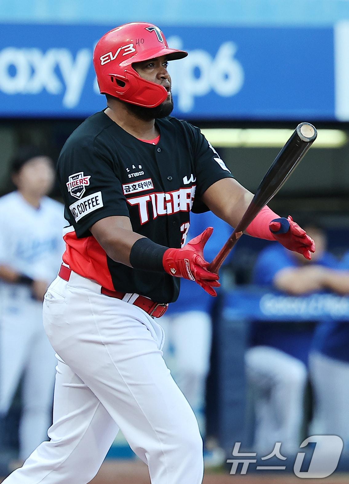 본문 이미지 - 26일 오후 대구 삼성라이온즈파크에서 열린 프로야구 '2024 신한 SOL 뱅크 KBO 포스트시즌' 한국시리즈 4차전 KIA 타이거즈와 삼성 라이온즈의 경기, KIA 소크라테스가 6회초 1사 1루 상황 투런홈런을 치고 있다. 2024.10.26/뉴스1 ⓒ News1 김진환 기자