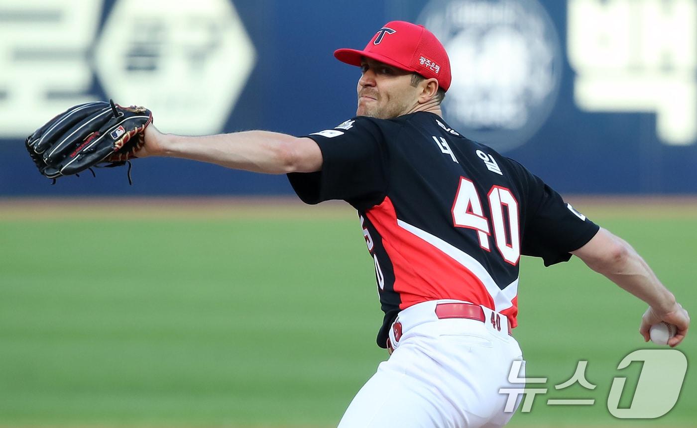 본문 이미지 - 26일 오후 대구 삼성라이온즈파크에서 열린 프로야구 '2024 신한 SOL 뱅크 KBO 포스트시즌' 한국시리즈 4차전 KIA 타이거즈와 삼성 라이온즈의 경기, KIA 선발투수 네일이 6회말 역투하고 있다. 2024.10.26/뉴스1 ⓒ News1 공정식 기자