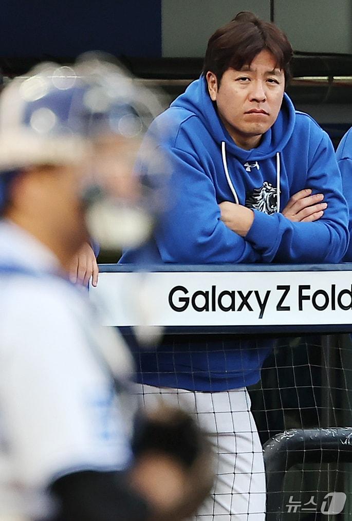 본문 이미지 - 26일 오후 대구 삼성라이온즈파크에서 열린 프로야구 '2024 신한 SOL 뱅크 KBO 포스트시즌' 한국시리즈 4차전 KIA 타이거즈와 삼성 라이온즈의 경기, 삼성 강민호가 굳은 표정으로 8회초 KIA 공격을 지켜보고 있다. 2024.10.26/뉴스1 ⓒ News1 김진환 기자