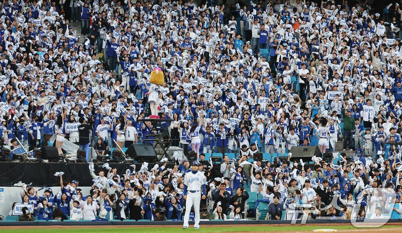 대구경찰청 사이버범죄수사대는 31일 매크로 프로그램을 이용해 야구 경기 입장권을 예매 후 부정 판매한 혐의(국민체육진흥법 위반)로 A 씨(40대)를 붙잡아 수사 중이라고 밝혔다. 사진은 삼성라이온즈 경기 모습. (사진은 기사 내용과 무관함) 2024.10.26/뉴스1 ⓒ News1 자료  사진