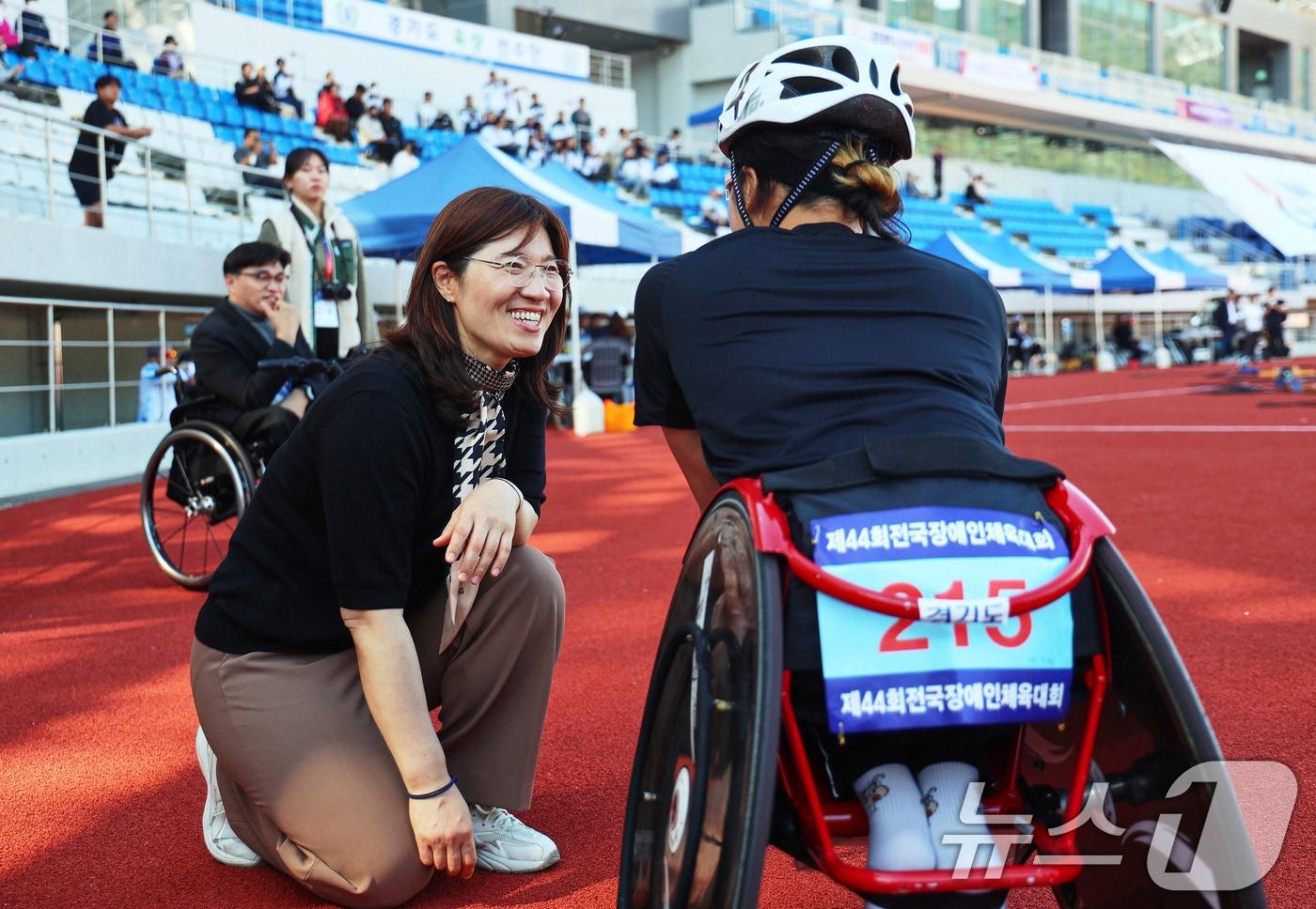 장미란 문화체육관광부 제2차관이 26일 경남 김해종합운동장에서 열린 제44회 전국장애인체육대회 휠체어 육상 시범경기에 참가한 신인 한승희 선수를 격려하고 있다. (문화체육관광부 제공) 2024.10.26/뉴스1 ⓒ News1 임세영 기자