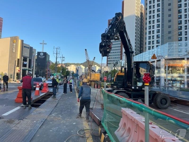 본문 이미지 - 26일 오후 3시 30분쯤 광주 북구 풍향동 도시철도2호선 6공구 공사현장에서 상수도관이 파손돼 광주시상수도사업본부 관계자들이 복구 작업을 하고 있다. (광주 북구 제공) 2024.10.26/뉴스1