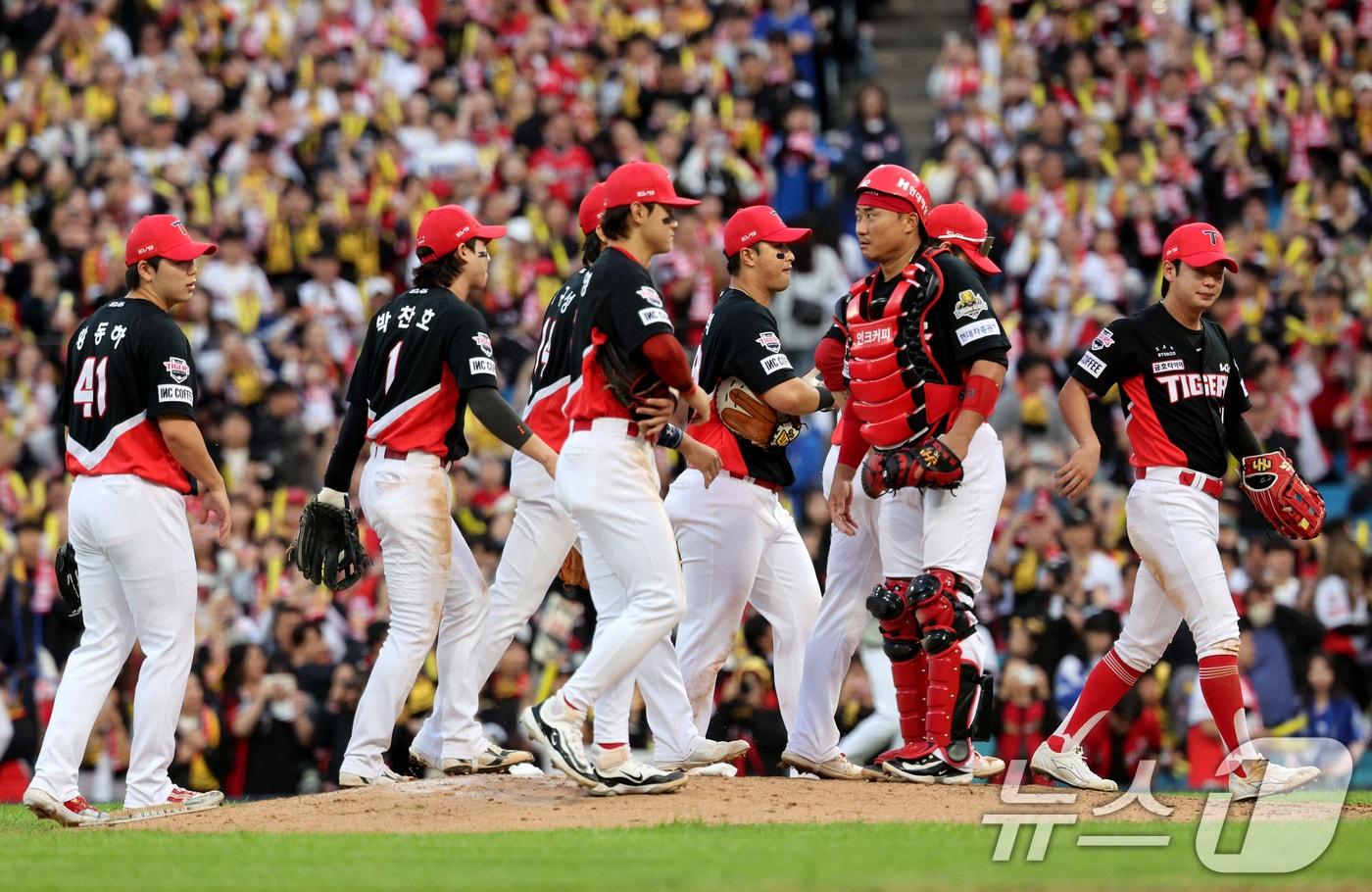 26일 오후 대구 삼성라이온즈파크에서 열린 프로야구 '2024 신한 SOL 뱅크 KBO 포스트시즌' 한국시리즈 4차전 KIA 타이거즈와 삼성 라이온즈의 경기에서 9대 2로 승리하며 시리즈 전적 3대 1을 만든 KIA 선수들이 기쁨을 나누고 있다. 2024.10.26/뉴스1 ⓒ News1 장수영 기자