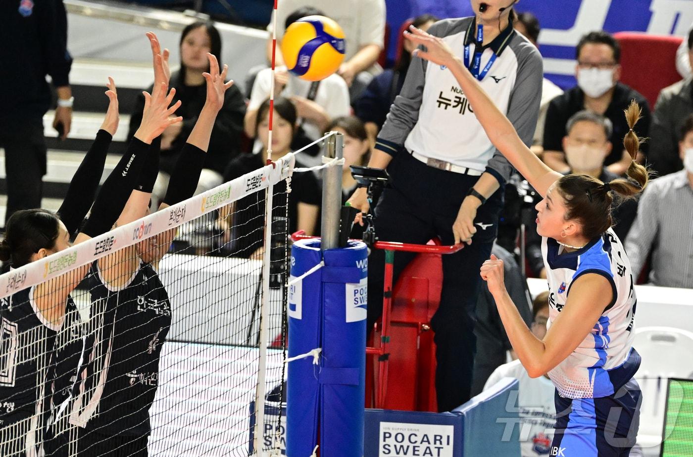 IBK기업은행 빅토리아 댄착이 26일 열린 V리그 여자부 한국도로공사와의 경기에서 스파이크를 때리고 있다. (KOVO 제공)