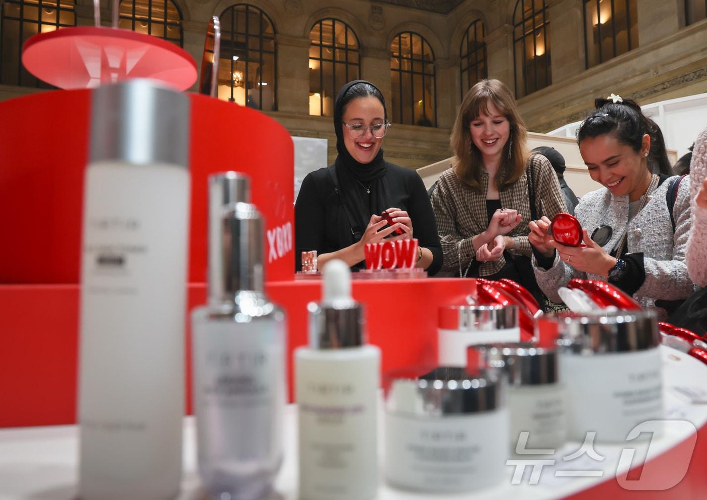 ‘프랑스 K-박람회’가 열리고 있는 프랑스 파리 브롱냐르 궁 뷰티 브랜드존에서 방문객들이 티르티르, 조선미녀, 아이소이 등 K-뷰티 상품들을 살펴보고 있다. 사진은 기사 내용과 무관하다. 2024.10.26/뉴스1 ⓒ News1 이준성 기자
