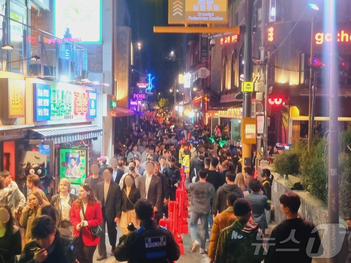 본문 이미지 - 27일 새벽 0시가 넘은 시각 서울 용산구 이태원 세계음식문화거리에 인파가 몰리며 북적이고 있다. 2024.10.27/뉴스1 박혜연 기자   