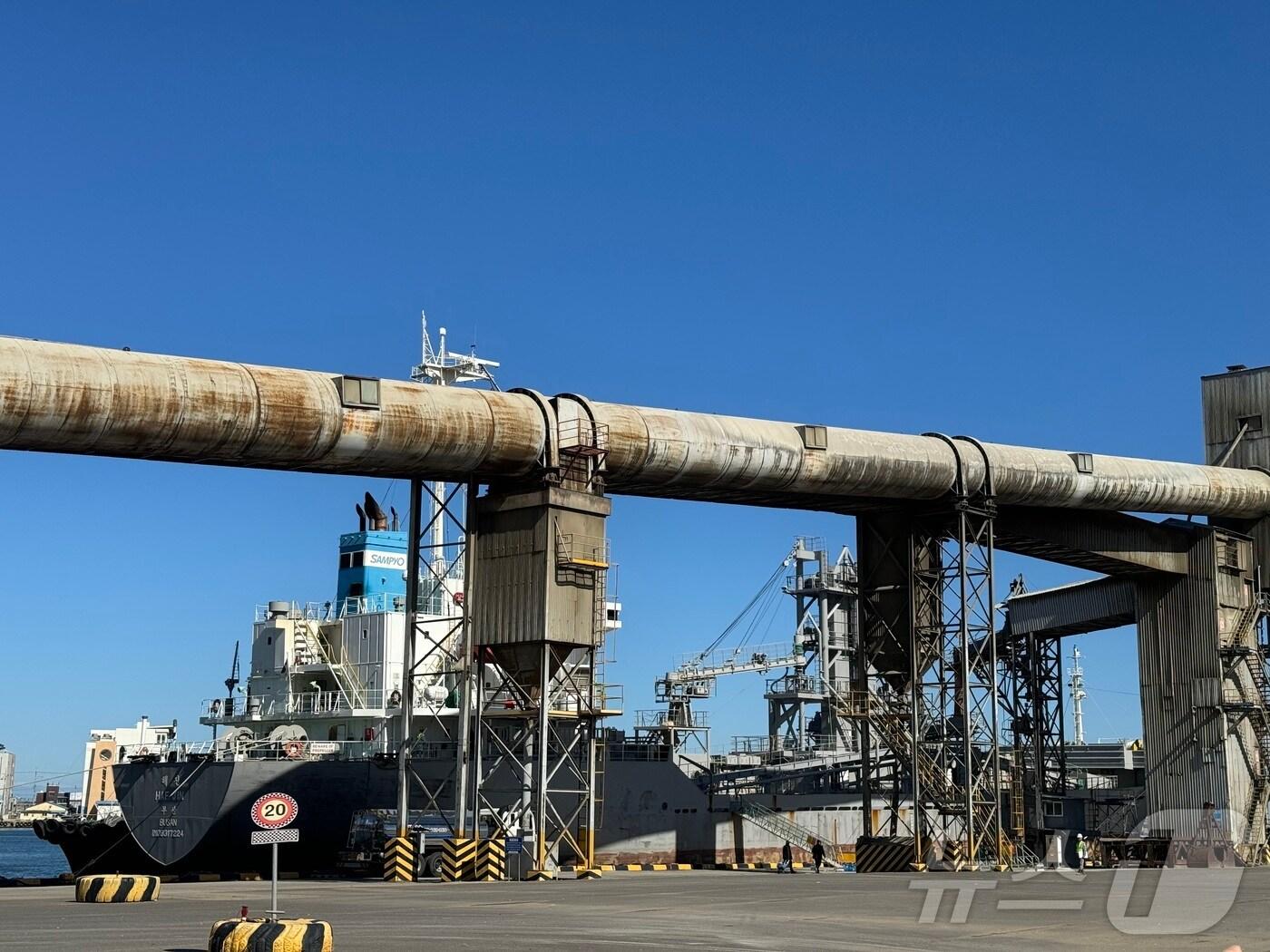 본문 이미지 - 삼척항 내 삼표시멘트 시멘트 하역설비 및 시멘트 전용선 해진호. 해당 사진은 관련 기관의 허가를 받아 촬영함 2024.10.23/뉴스1 ⓒ News1 박종홍 기자