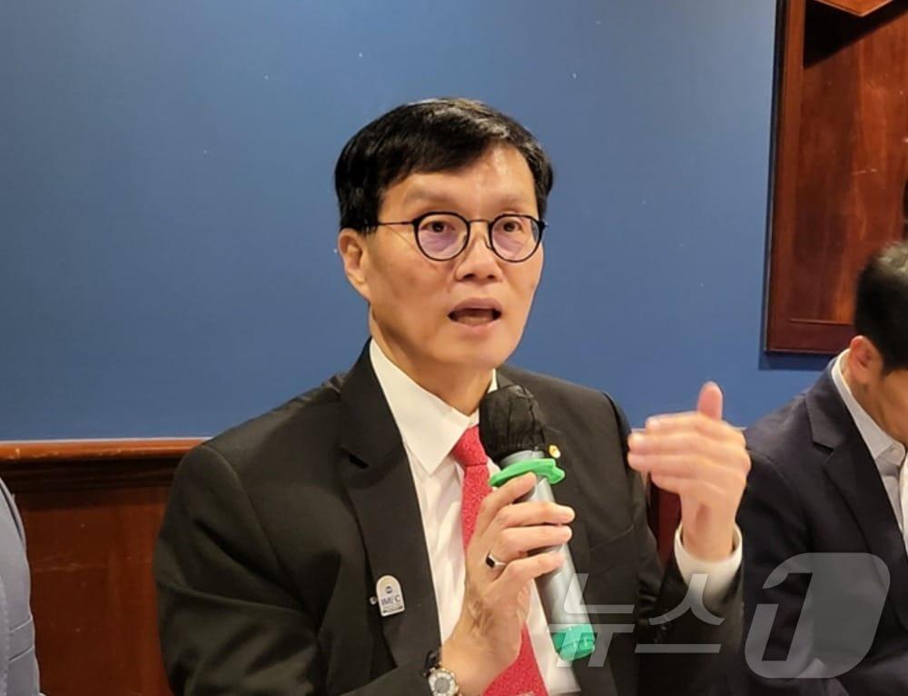 본문 이미지 - 이창용 한국은행 총재가 25일(현지시간) 미국 워싱턴DC 인근 버지니아주 애넌데일에서 열린 특파원단 간담회에서 발언하고 있다.