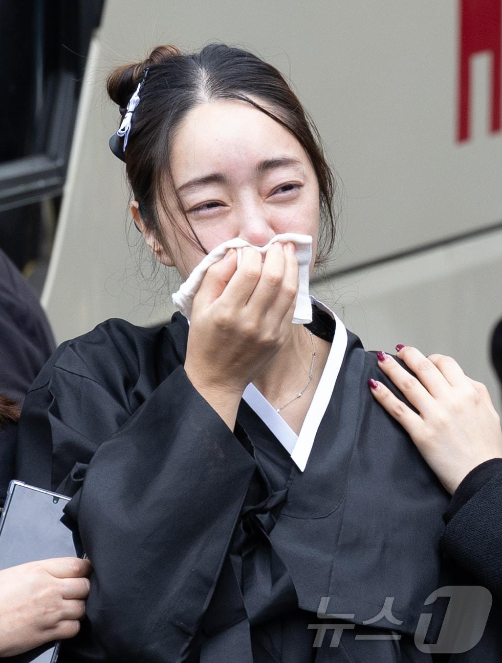 본문 이미지 - 故김수미 며느리 서효림이 27일 오전 서울 성동구 한양대학교병원 장례식장에서 열린 배우 故 김수미의 발인식에서 고인의 마지막 가는 길을 배웅하고 있다. 2024.10.27/뉴스1 ⓒ News1 이재명 기자