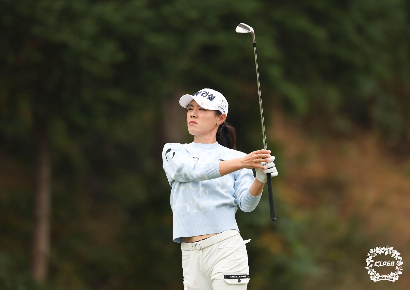 27일 경기 용인시 88CC에서 열린 &#39;덕신EPC 서울경제 레이디스 클래식&#39; FR에서 박주영이 5번홀 아이언샷을 하고 있다. &#40;KLPGT 제공&#41; 2024.10.27/뉴스1 ⓒ News1 송원영 기자