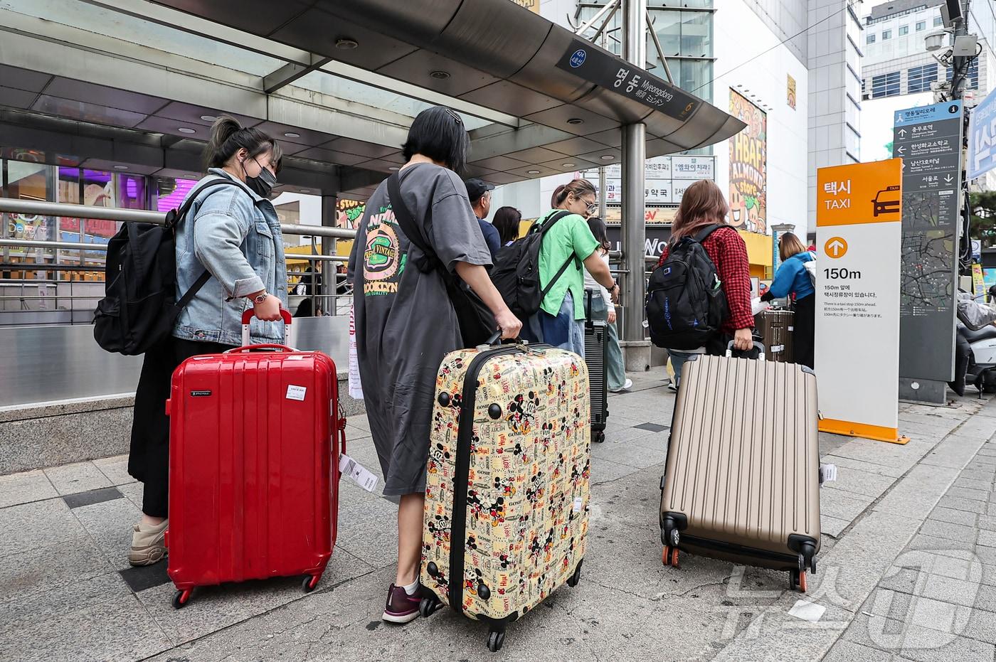 서울 중구 명동거리에서 외국인 관광객들이 짐을 들고 숙소로 이동하고 있다. 2024.10.27/뉴스1 ⓒ News1 