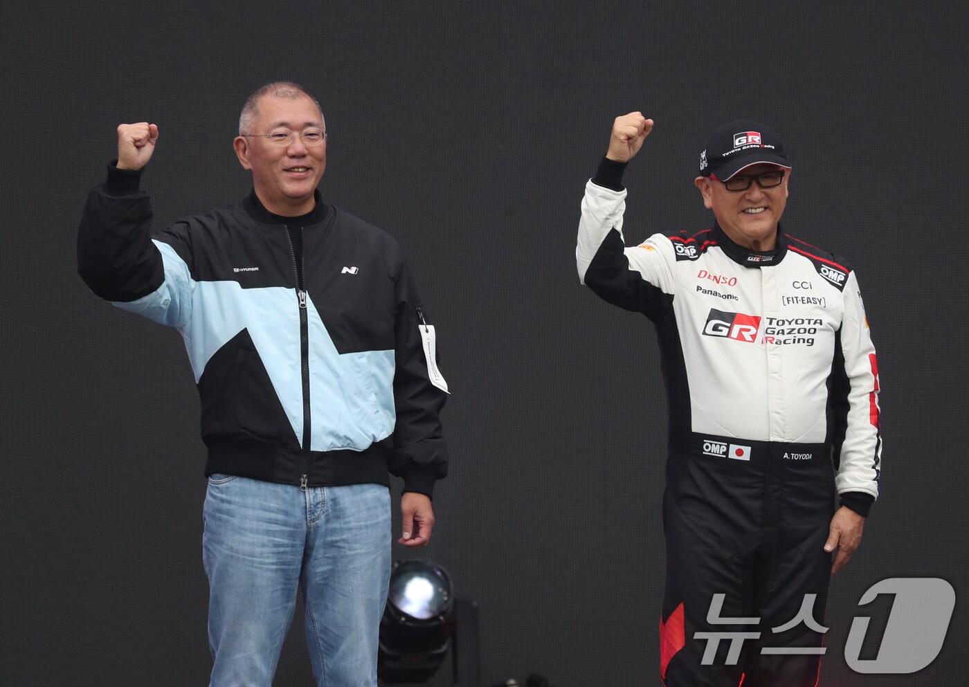 27일 오후 경기 용인시 처인구 용인스피드웨이에서 열린 '현대 N x 도요타 가주 레이싱 페스티벌'에서 정의선 현대자동차그룹 회장(왼쪽)과 토요다 아키오 도요타자동차 회장이 기념촬영을 하고 있다. 2024.10.27/뉴스1 ⓒ News1 김영운 기자