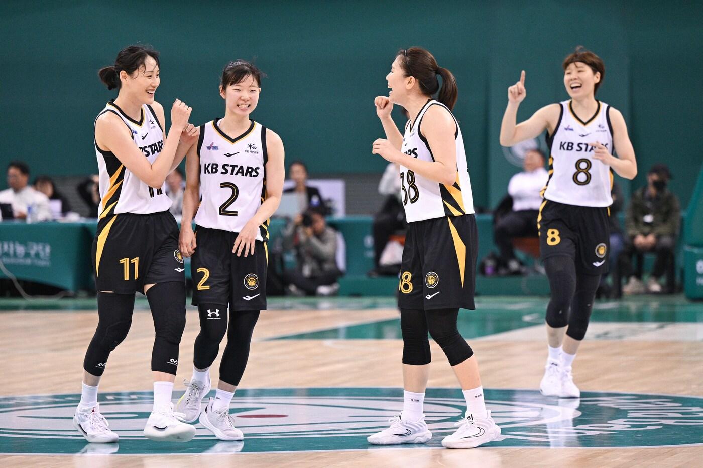 KB스타즈가 하나은행을 꺾고 개막전 승리를 거뒀다.(WKBL 제공)