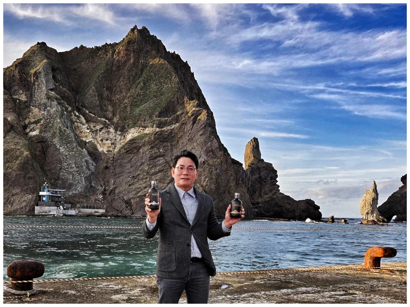 본문 이미지 - 지난 25일 임진욱 케이알컴퍼니 대표가 '독도의 날'을 맞아 열린 '안용복 장군 추모제'를 마치고 독도에 방문했다.(케이알컴퍼니 제공)