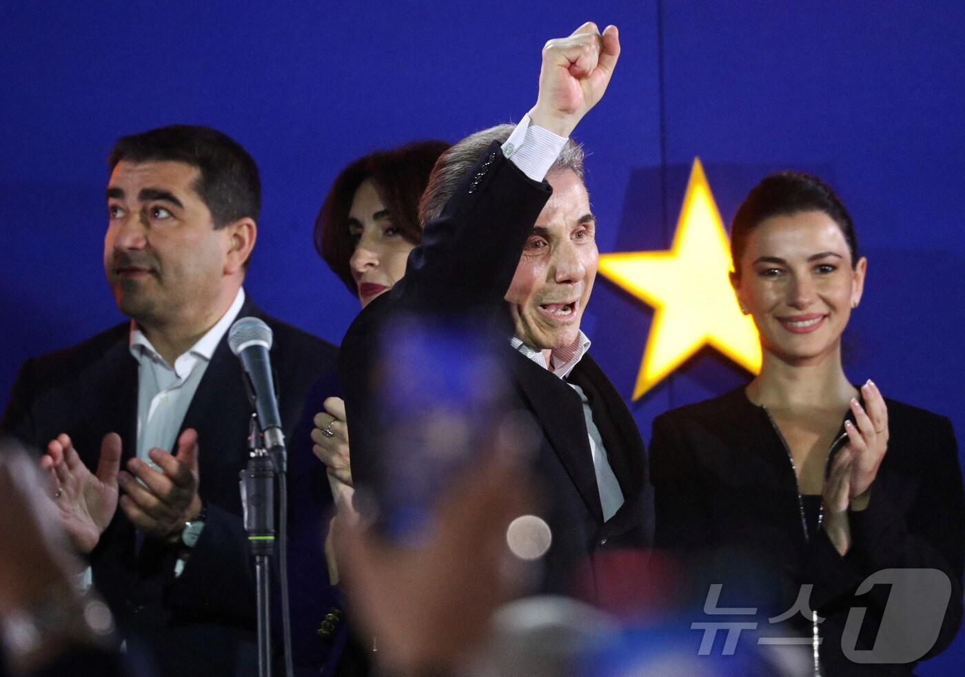 본문 이미지 - 조지아 집권 여당인 조지아의꿈 창립자 비드지나 이바니슈빌리가 26일 출구조사 발표 후 승리를 주장하며 손을 치켜세우고 있다. 2024.10.26 ⓒ 로이터=뉴스1 ⓒ News1 강민경 기자