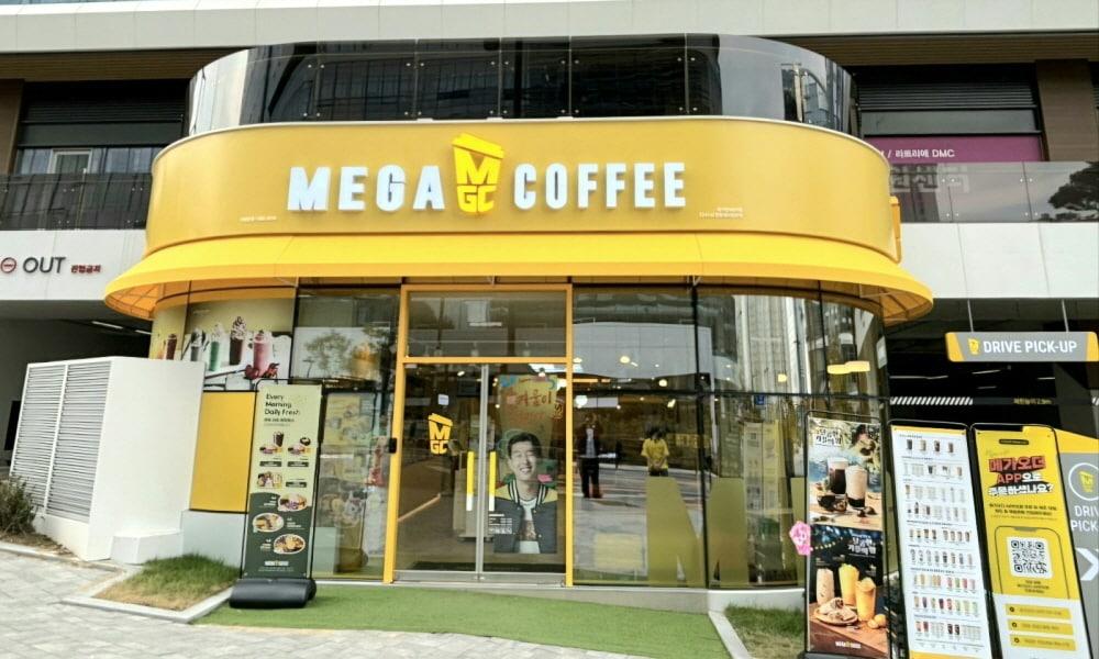 본문 이미지 - 메가MGC커피는 연말을 앞두고 점주 부담을 줄여주는 매장 리노베이션 및 커피머신 교체 등 상생 프로그램을 시행한다.(메가MGC커피 제공)